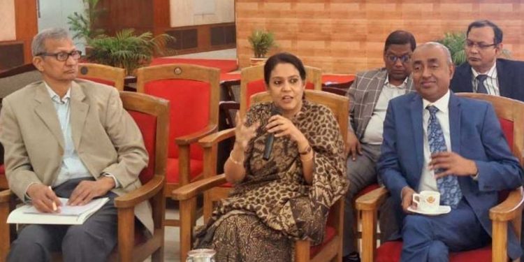 পলিথিন উৎপাদন ও পরিবহন বন্ধে কঠোর ব্যবস্থা নিতে হবে